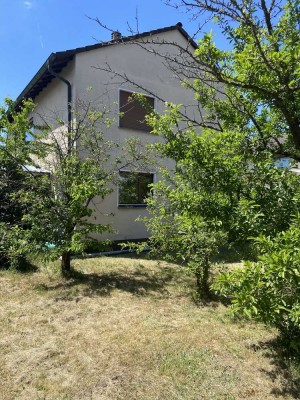 Zwei- Familienhaus mit großem Grundstück , bebaubar, in grüner und ruhiger Lage
