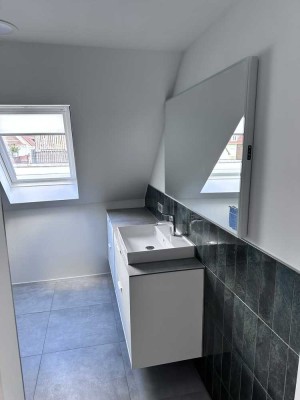 Helle 2-Zimmer DG.Wohnung 90 qm.