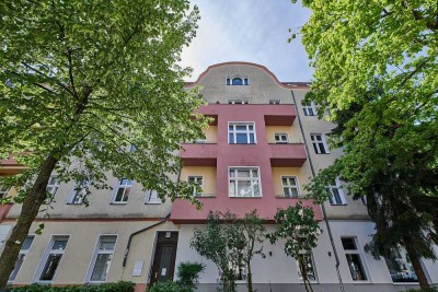 Solide Wohnlage - Altbauwohnung in Tempelhof mit Balkon