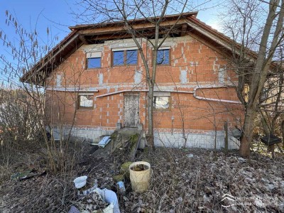 massives, freistehendes Gebäude im Rohbau sucht neue Eigentümer