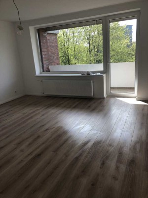 Schöne, helle, ruhige 2-Zimmer-DG-Wohnung in NMS- Gadeland mit EBK und Balkon