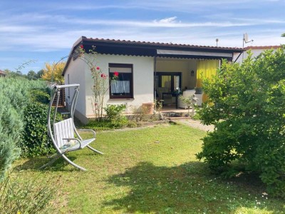 Gepflegtes Ferienhaus mit modernem Pelletofen und überdachter Terrasse....