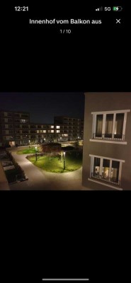Stilvolle, geräumige und modernisierte 1-Zimmer-Wohnung mit Balkon und Einbauküche in München
