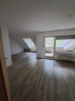 Gemütliche Dachgeschoss-Wohnung mit Balkon in der Schulstraße 9 zu vermieten!