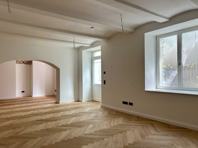 Exklusive Loft-Wohnung im Herzen von Schwabing – Erstbezug. Mit EBK, Garten und offener Ziegeldecke.