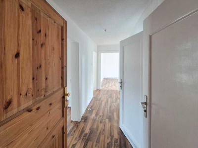 Lichtdurchflutetes Dachgeschoss mit Altbau-Charme – 3-Zimmer-Wohnung mit großzügiger Küche