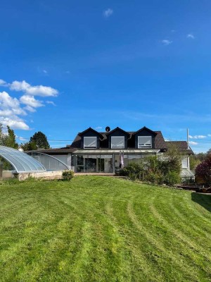 Familienidylle pur: Einfamilienhaus mit ELW, spektakulärem Neckartalblick & absoluter Privatsphäre