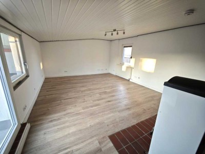Renovierte 1-Zimmer-Wohnung mit Dachterrasse und Einbauküche in angenehmer Nachbarschaft
