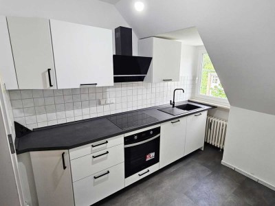 Erstbezug nach Sanierung mit EBK: Schöne 3-Raum-Dachgeschosswohnung in Essen
