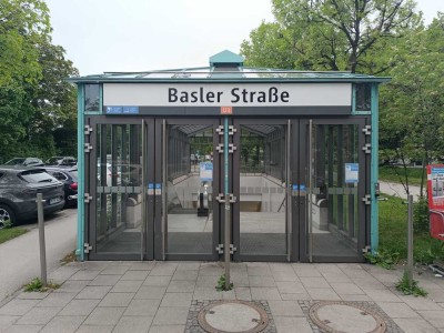 Lichtdurchflutete Wohnung mit Bergblick, Balkon & Stellplatz in bester Lage . direkt an der U-Bahn