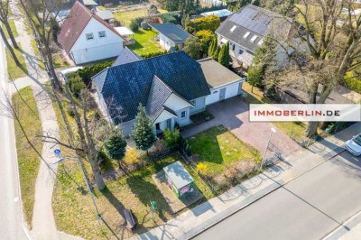 IMMOBERLIN.DE - Schmuckes Haus mit Südterrassen & Garagen in ländlicher Lage