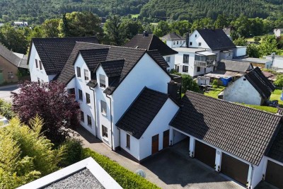 Großzügige Dachgeschosswohnung mit sonnigem Balkon und Garage in zentraler Stadtlage
