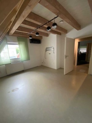 Exklusive, gepflegte 4-Zimmer-Maisonette-Wohnung mit Balkon und EBK in Schwaigern