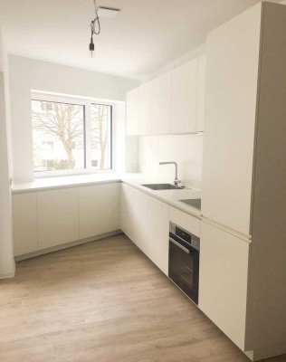 2 ZKBB, Neubau (2020) mit hochwertiger Einbauküche, Balkon, Keller, TG-Platz, zentral, barrierearm