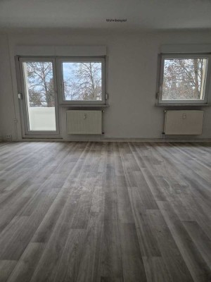 Hier lädt ein großes Wohnzimmer zum Verweilen ein - großzügige 3 Raumwohnung mit Balkon!