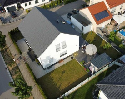 Zweifamilienhaus aus 2016 mit wunderschöner Außenanlage unweit von Regensburg