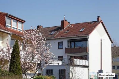 Dreifamilienhaus mit Gewerbeanbauten