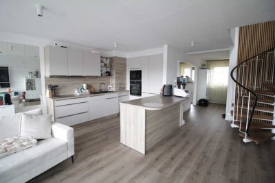 Zwei Wohnungen  - ein Preis. Hochwertige Maisonette-Wohnung und eine gemütliche 2 Zimmer-Wohnung