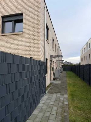 Neubau-Erstbezug: Reihenmittelhaus mit Dachterrasse – Wohnen auf drei Etagen