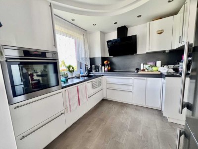 Beeindruckende Maisonettwohnung mit 2 Balkonen + Sauna + Fußbodenheizung+ vielen Extras in Top Lage!