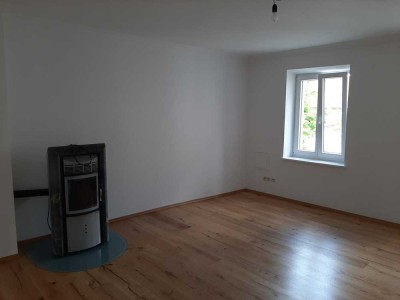 Vollständig renovierte Wohnung mit vier Zimmern sowie Balkon und Einbauküche in Pöttmes