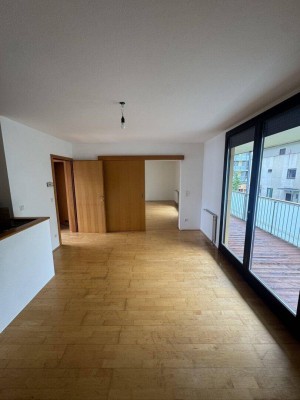 2-Zimmer Wohnung mit 21m2 sonnigem Balkon in zentraler Ruhelage Salzburgs (rollstuhlgerecht)