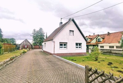 Potenzial für Individualisten: Renovierungsbedürftiges Haus mit großem Garten und Panorama-Blick