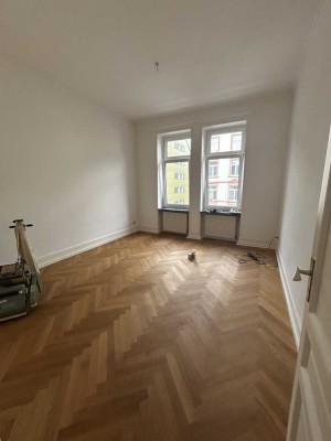 Sanierte Wohnung mit zwei Zimmern und Einbauküche in Frankfurt