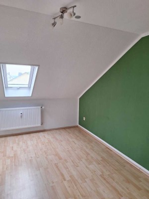 Freundliche und gepflegte 2-Raum-DG-Wohnung mit Balkon und Einbauküche in Mainaschaff