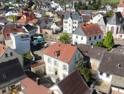 Historisches Einfamilienhaus mit Blick auf den Marktplatz und großem Garten