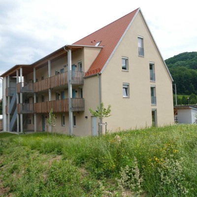 Barrierefreie, neuwertige 2,5-Zimmer-Maisonette-Wohnung mit Balkon, Hausarztpraxis im EG