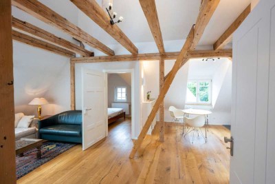 Stilvolle, möblierte DG-Wohnung in generalsaniertem 3-Familienhaus