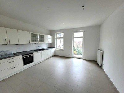 // JETZT EINZIEHEN - Wohnküche mit EBK - Balkon - Parkett //