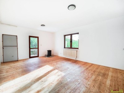 Terrasse mit Ausblick. - Wohnung mit Potential zur Modernisierung. - Infrastruktur fußläufig.