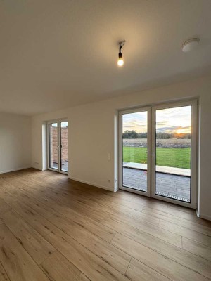 Moderne Doppelhaushälfte in Huntlosen – Neubau mit hochwertiger Ausstattung und Blick ins Grüne