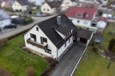 FÜR ANPACKER! Solides Zweifamilienhaus mit Garage in ruhiger Wohnlage von Mochenwangen