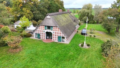 Reetdachanwesen mit weitläufigem Grundstück, Pferdestall und Teich