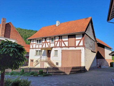 FÜR HANDWERKER!!! Sanierungsbedürftiges Fachwerkhaus mit Werkstattgebäude und Garagen