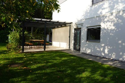 Modernisierte 2-Zimmer-Einliegerwohnung mit überdachter Terrasse und Einbauküche und opt. Stellplatz