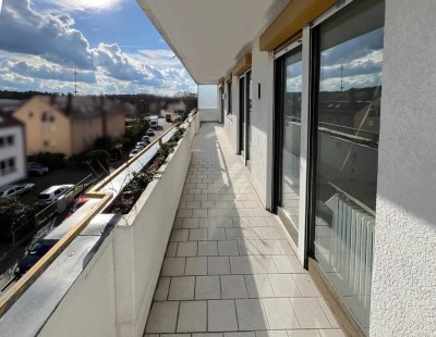 Klar strukturiert, hell inszeniert - Traumwohnung mit XXL-Balkon und Stellplatz