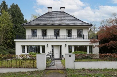 ***Klassische Villa am Waldrand mit edlen Materialien modern kernsaniert***