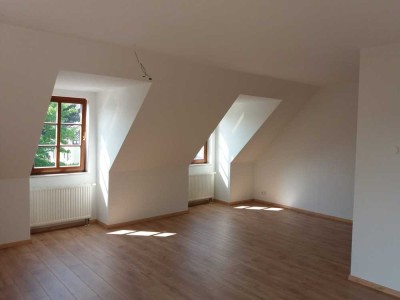 Große 3-Zimmer-Maisonette-Dachgeschosswohnung mit großem Balkon, Keller, Aufzug und Stellplatz