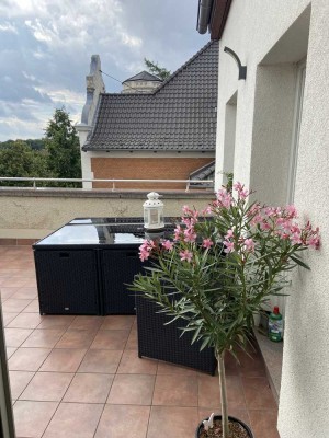 wunderschöne 2-Raum Wohnung mit Fahrstuhl und Dachterrasse  in renovierter Altbau-Villa