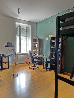 Altbau 1-Zimmer-Wohnung mit Aufzug und Einbauküche