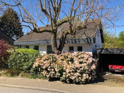Zweiparteienhaus mit fünf Zimmern und großer Einbauküche in bevorzugter Lage Haan