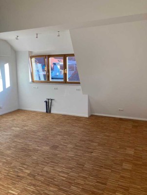 Schmuckstück in der Altstadt. Neuwertige 3-Raum-Wohnung mit Balkon und Einbauküche in Ingolstadt