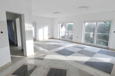 Moderne Neubau-Villa mit Garten