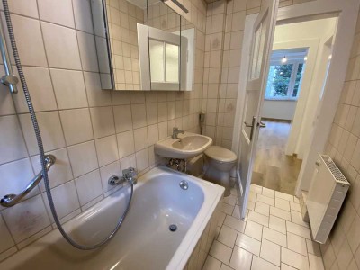 Wohnen in Vohwinkel. 3 Zi.-Whg. mit Küche inkl. EBK, Diele und Wannenbad mit Fenster.