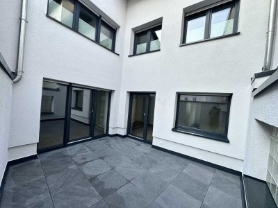 - Erstbezug nach Kernsanierung -  3-Zimmer-Wohnung mit gehobener Innenausstattung und Terrasse