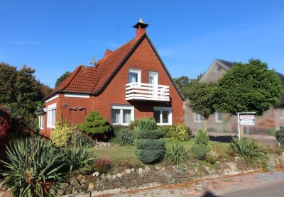 Gemütliches Wohnhaus mit Garage und einem großen u. schön angelegten Grundstück!